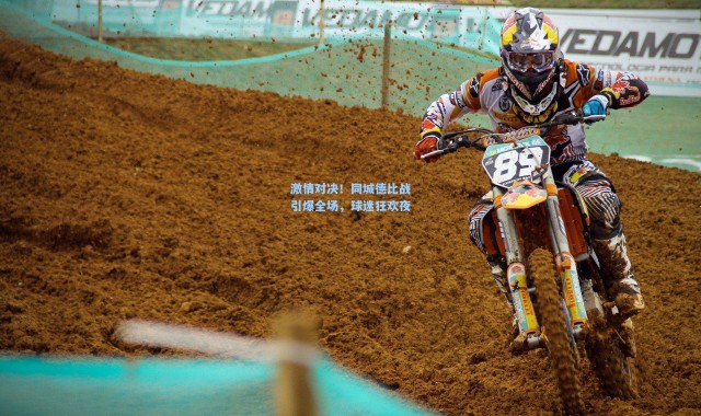 激情对决！同城德比战引爆全场，球迷狂欢夜