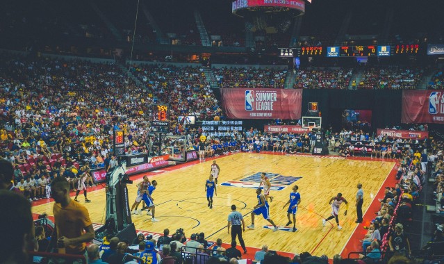 足坛震撼！天价转会刷新纪录，超级巨星加盟豪门引发全球热议